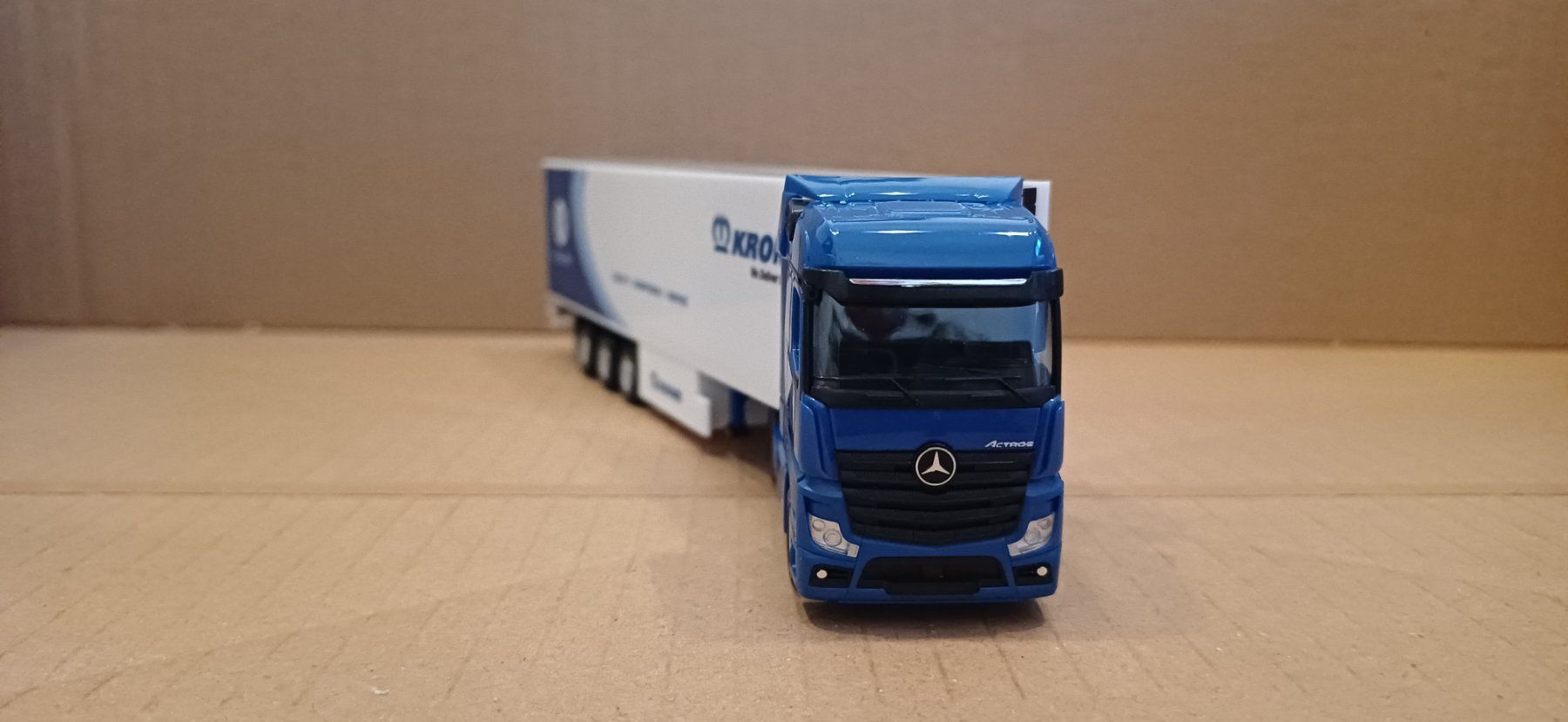 Herpa Modellautos: HERPA. MB 1851 4X2.  SEMIREMORQUE KRONE. 1:87. – Neu und originalverpackt aus Romanel-s-Lausanne von Bidule01