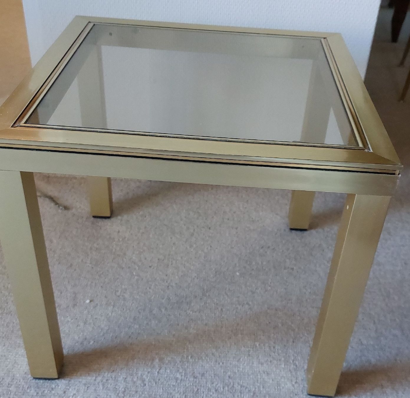 Comodini: Goldiger Glas-Couch- oder Nachttisch – Usato da Himmelried venduto da Neugrund1