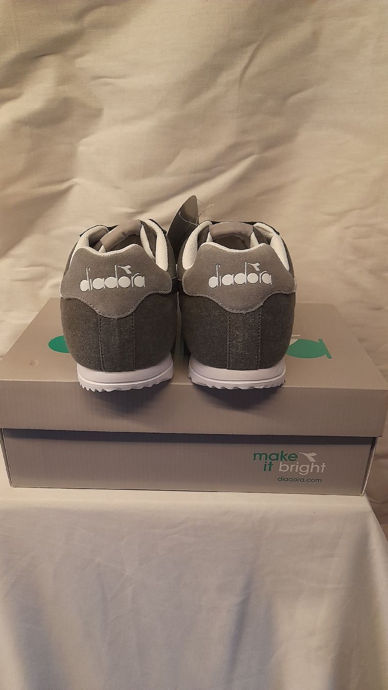 Diadora Scarpe da uomo: Diadora Jog Light C, Taille 44.5, grises, neuves en boîte! – Nuovo e nell'imballaggio originale da st.gallen venduto da The_Rag_Picker. 4