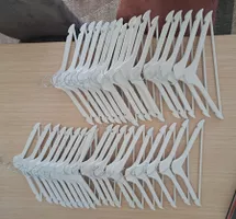 35 Kleiderbügel aus Holz weiss guter Zustand