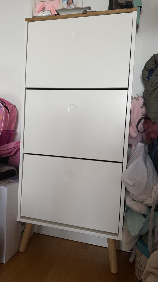 Armadi: White 3-Tier Shoe Cabinet – Usato da Crans VD venduto da let_9v8x