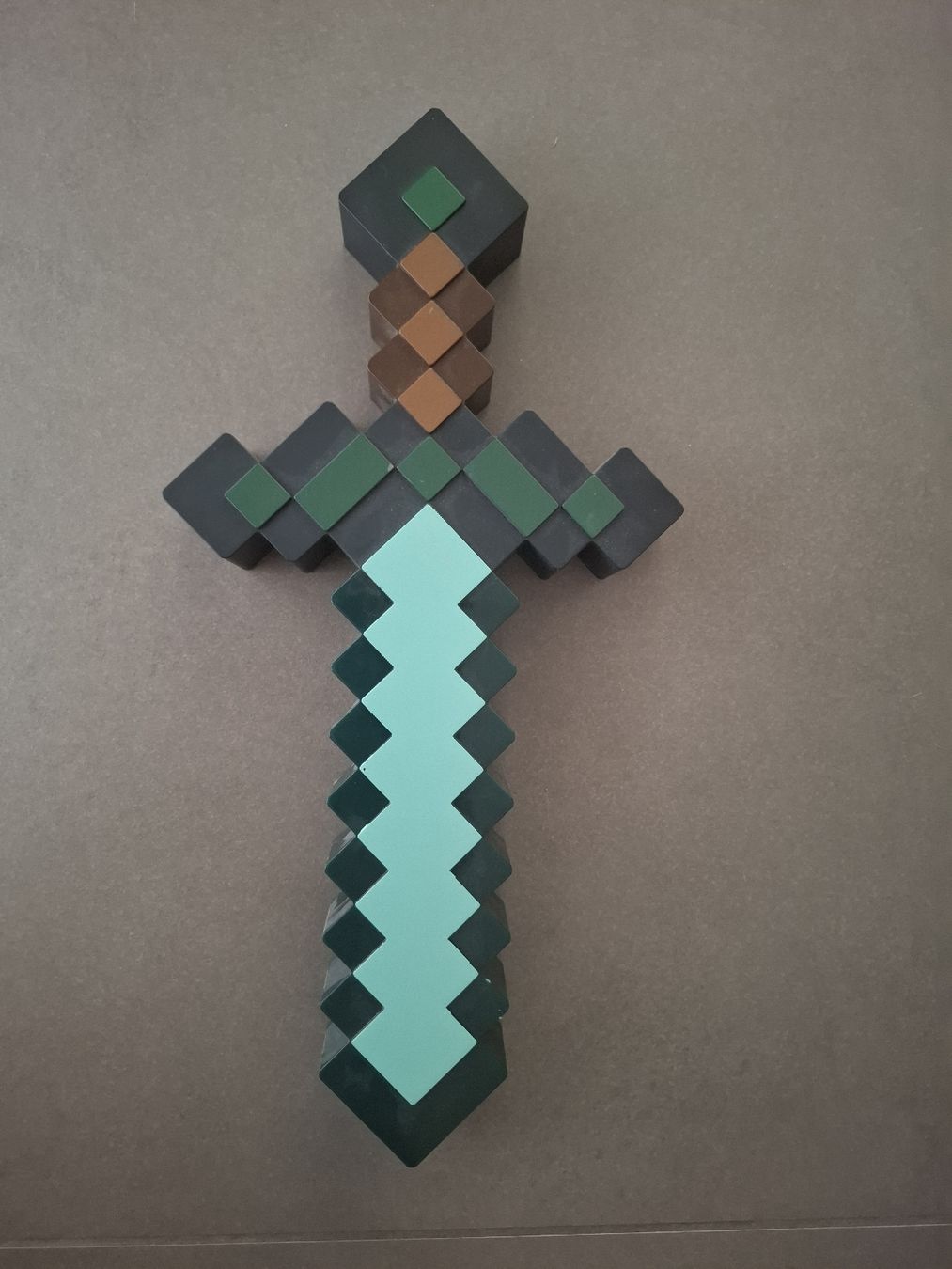 Spielzeuge: Minecraft Schwert Lichteffekt – Gebraucht aus Hunzenschwil von sputnik26