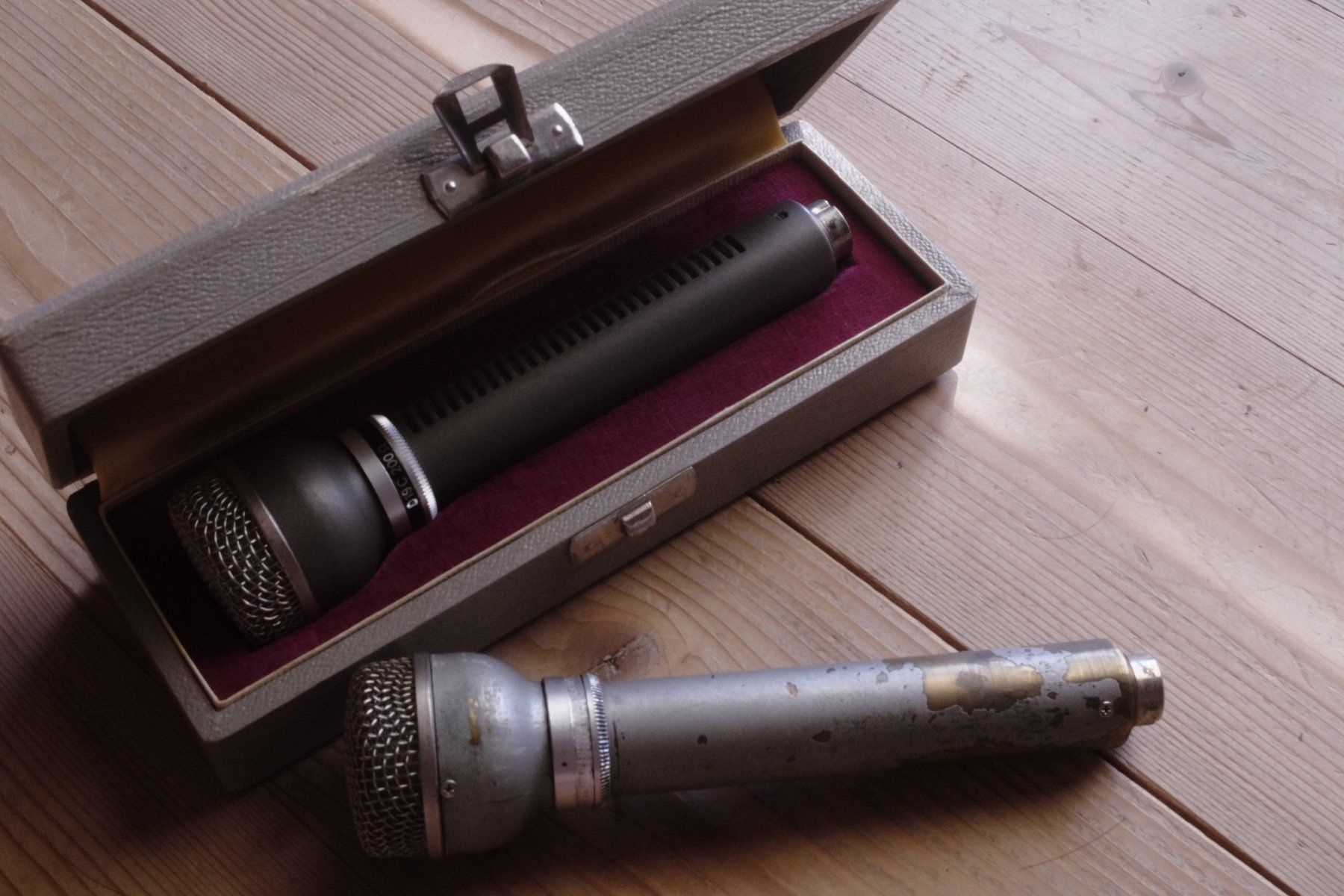 Akg Microfoni: 2 AKG D19, ein tip top und ein defekt – Usato da Winterthur venduto da hermanadam