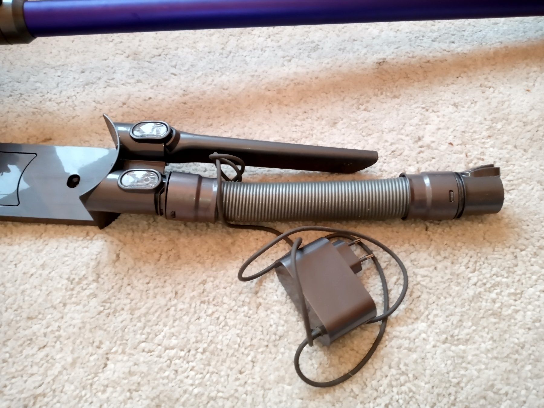 Dyson Aspirapolveri & Accessori: Handstaubsauger Dyson V6 – Usato da Prez-vers-Siviriez venduto da Monija70 1