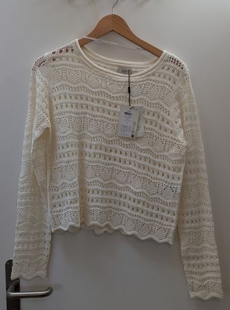 Fein gestrickter weisser Pullover mit Lochmuster 
