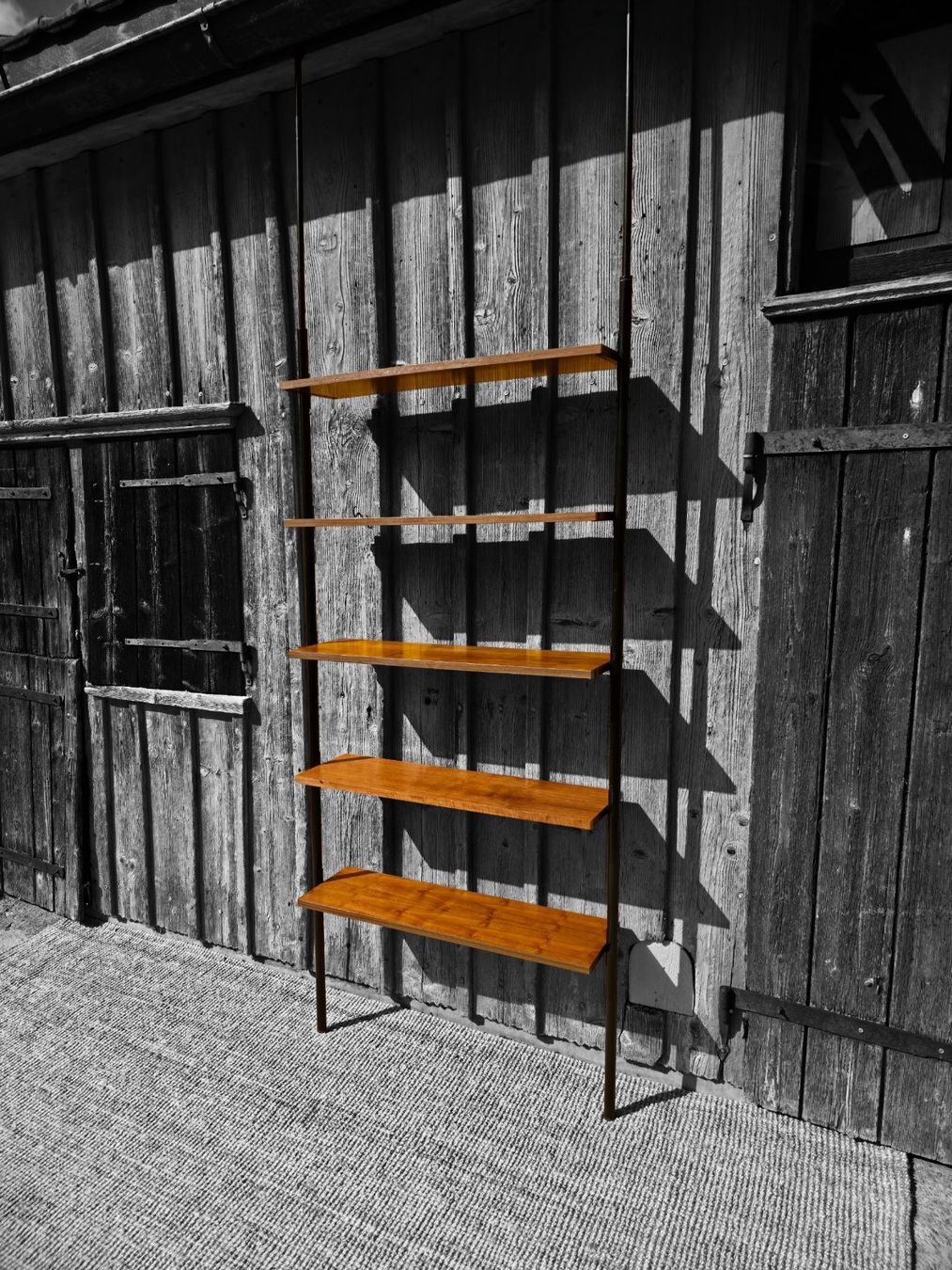 Regale: Mid Century  Teleskopregal  Nussbaum – Gebraucht aus Haslen AI von Vintagelix 1