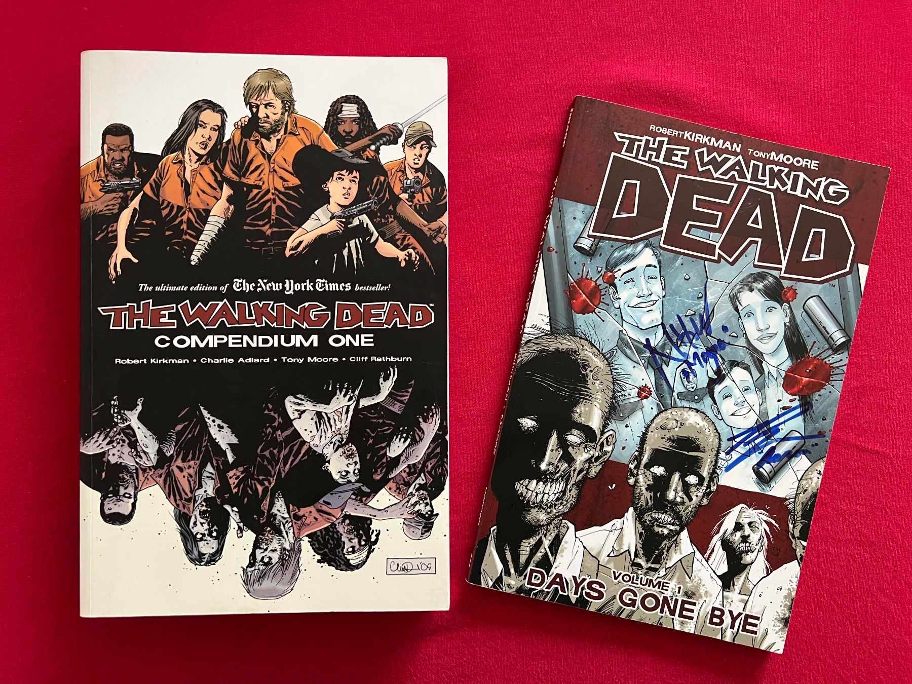 Autografi: Walking Dead Compendium + 2 ORIGINAL Autogramme auf Volume 1 – Nuovo (secondo la descrizione) da Solothurn venduto da StarsInYourHome