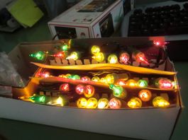 Farbige Weihnachtslichterschlange