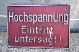 altes Aluguss-Schild HOCHSPANNUNG. EINTRITT UNTERSAGT