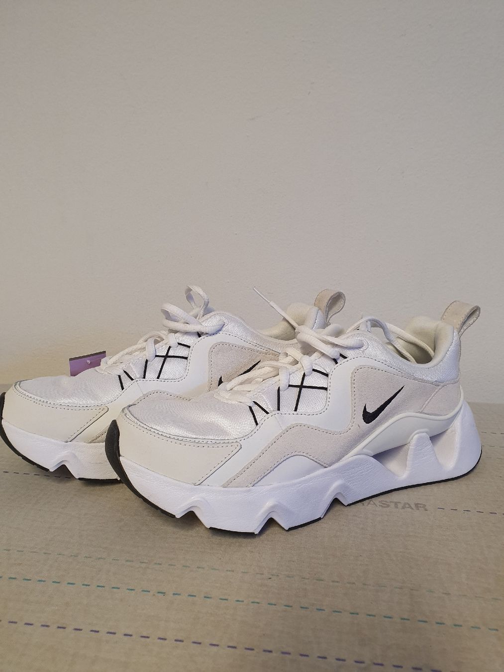 Nike Scarpe da donna: Basket Nike – Usato da Tramelan venduto da Anneli