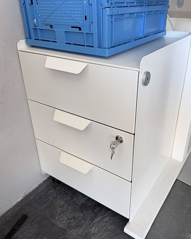 Eléments de bureau: 4x TROTTEN Rollcontainer mit 3 Schubladen, weiß – D'occasion à Pratteln par RolandTojzan