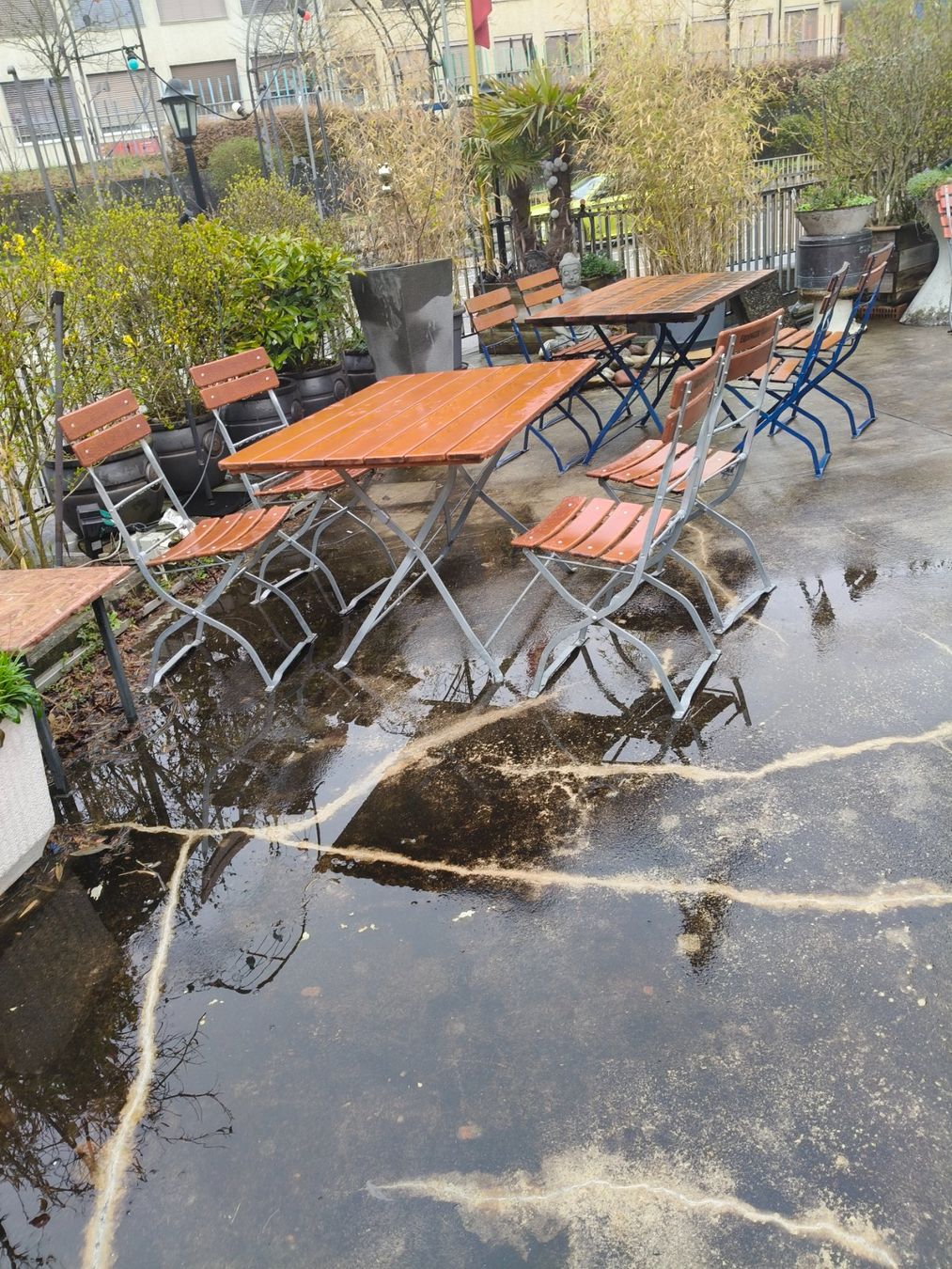 Set di tavolo e panche: Biergarten Tisch mit 4 Stühle – Usato da Zwingen venduto da inf_2blh 1