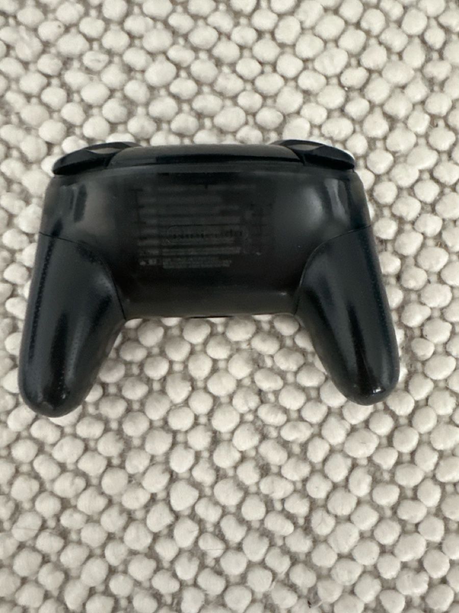 Nintendo Manettes: Nintendo Switch Pro Controller schwarz guter Zustand – D'occasion à Wabern par submersible 2