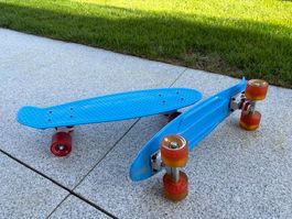 Zwei blaue Skateboards/Penny-Boards