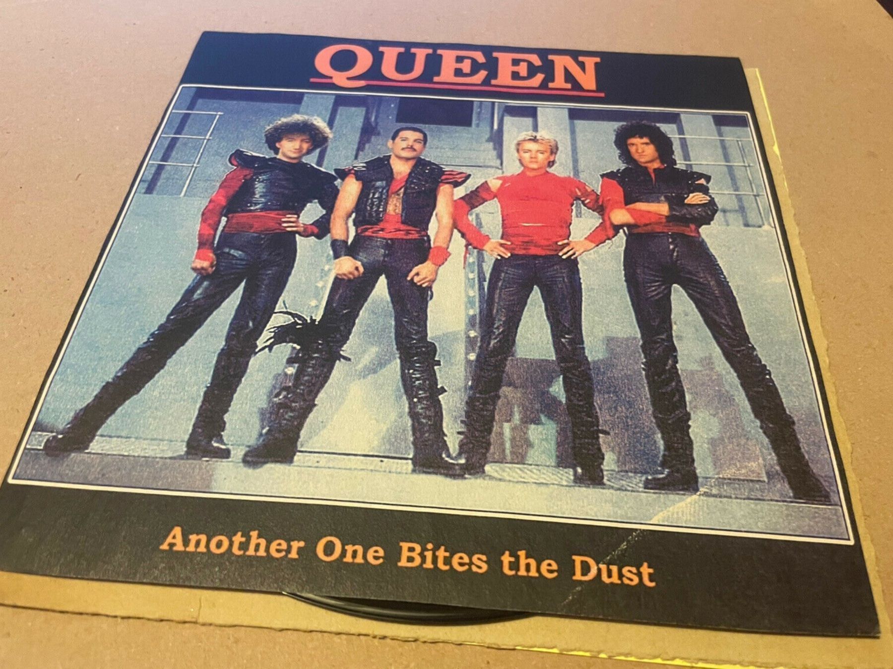 Vinyles: Queen Another One Bites The Dust 7’’ – D'occasion à founex par cetrarese01