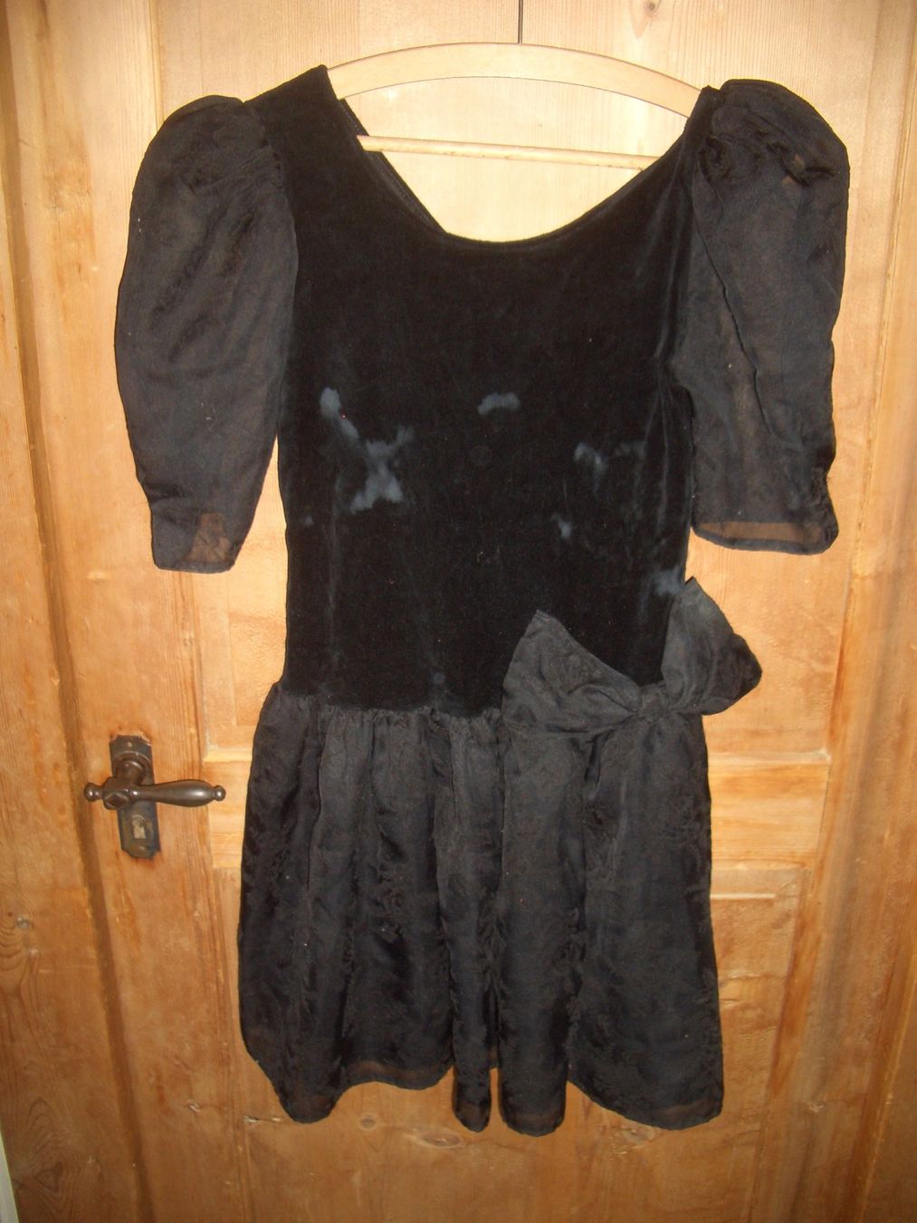 Vestiti: Schwarzes Samtkleid mit Puffärmel, Grösse 36 - Vintage! – Usato da Präz venduto da Eroberto