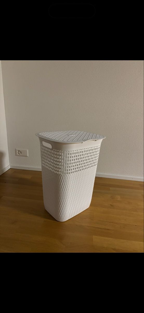 Wäschekörbe: Laundry basket white with lid good condition – Neu (gemäss Beschreibung) aus Othmarsingen von lan_8h2p 2