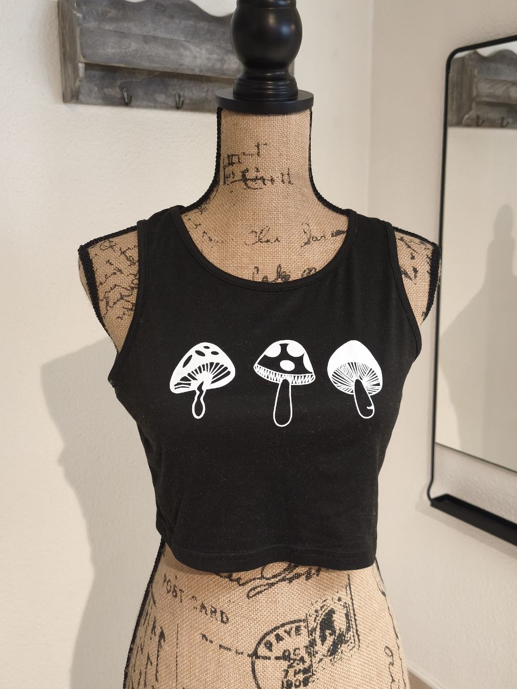 Tops: Schwarzes Crop Top Pilzprint Grösse S 100% Polyester – Gebraucht aus Emmetten von SecondhandSiska