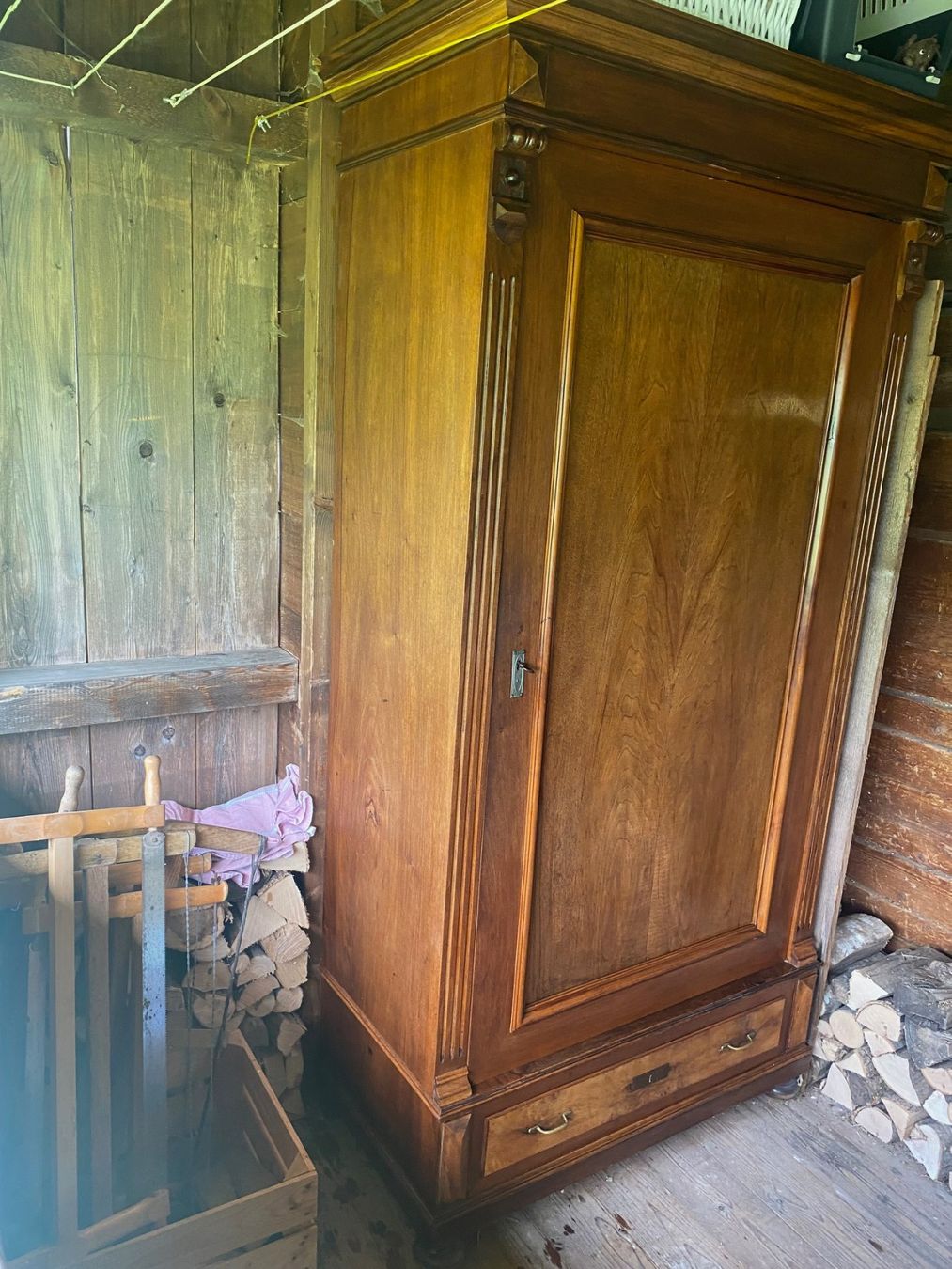 Armadi: Holzschrank Nussbaum – Usato da Giswil venduto da friema69 1