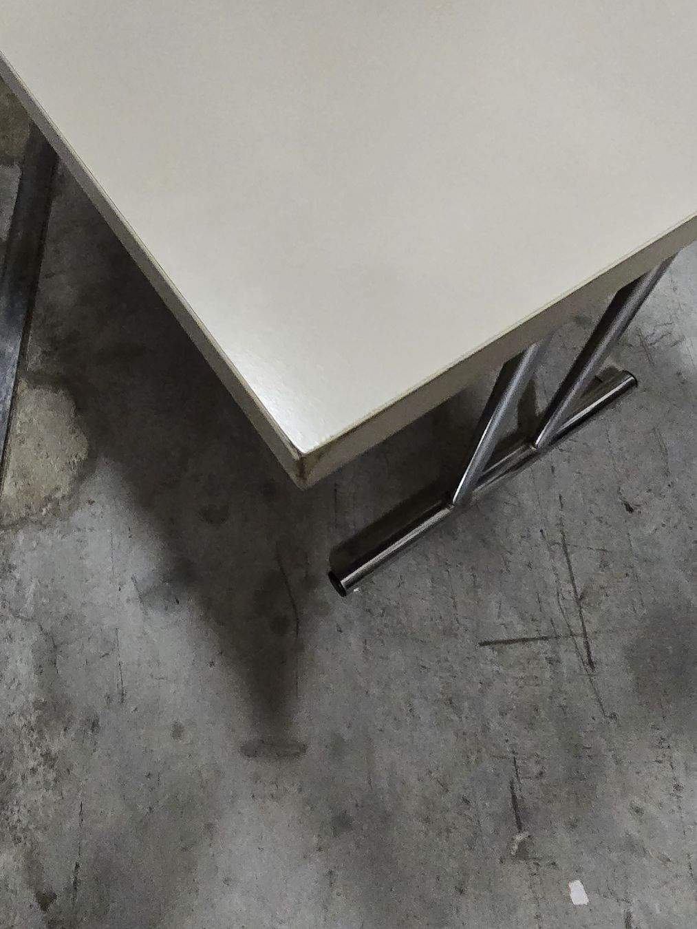 Tische: Tischplatte mit Metallgestell chrom  klappe bar – Gebraucht aus Safenwil von Leo.87. 1