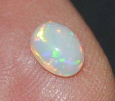 Edelstein L-7116–Äthiopischer Welo Feuer Opal 7x5mm Cabochon