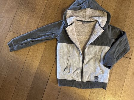 Graue Fleece Jacke mit Kapuze, Gr. 134Top Zustand!