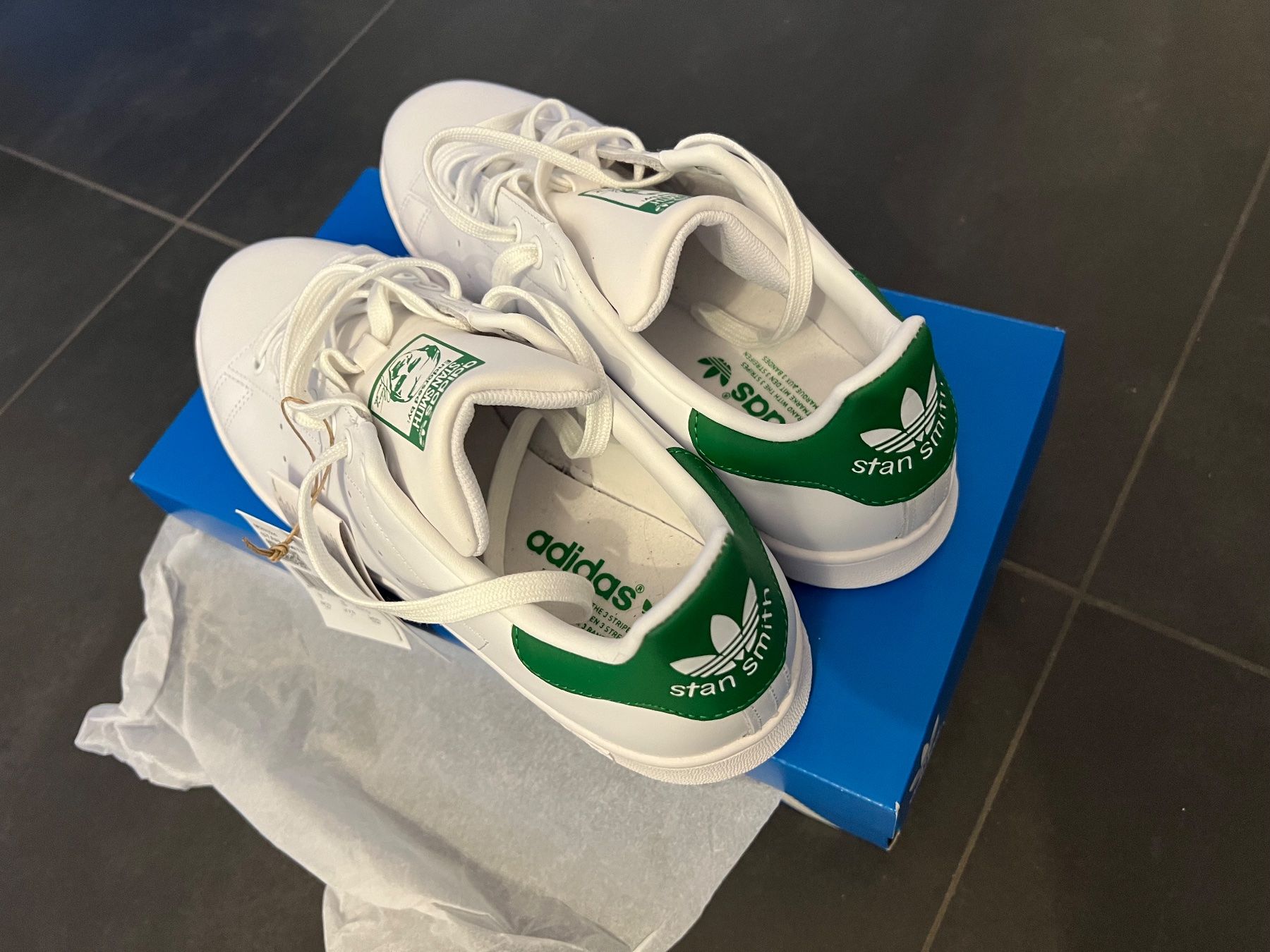 Adidas Scarpe da uomo: Paire de Stan Smith neuve – Nuovo e nell'imballaggio originale da Montmollin venduto da ear_y77v 2