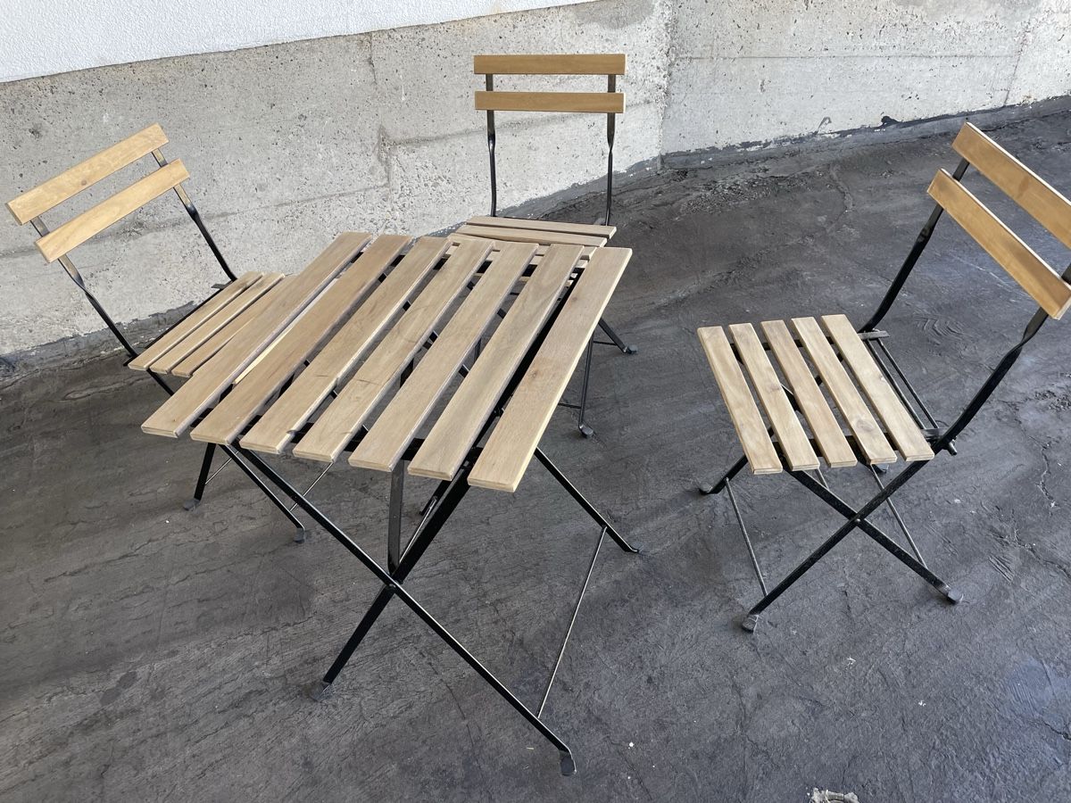 Set di tavolo e panche: Tischset mit Tisch u. drei Stühlen – Usato da Eiken venduto da garanoiri