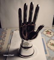 Dekorative Hand Figur Chrom Optik Sockel 22cm