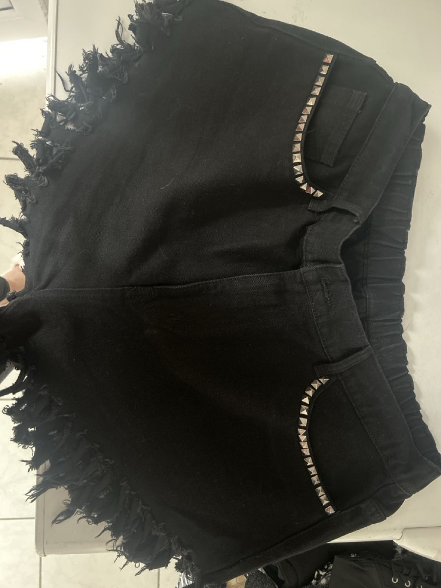 Shein Jeans: Shorts neri estivi con borchie, taglia XL- Rock! – Nuovo (secondo la descrizione) da Contone venduto da joj_y86r