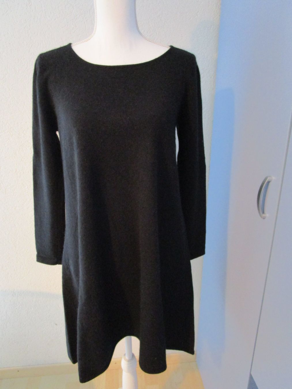 Kleider: Strickkleid aus 100 % Kaschmir schwarz Gr. S – Gebraucht aus Volketswil von Globine100