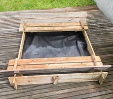 Sandkasten aus Holz mit Sitzbank und Abdeckung