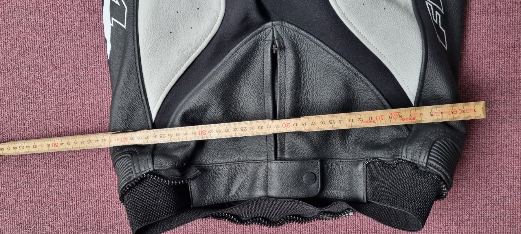 FLM Completi & Tailleur: Motorradkombi Leder FLM, neuwertig – Nuovo (secondo la descrizione) da Leimbach AG venduto da brudem 8