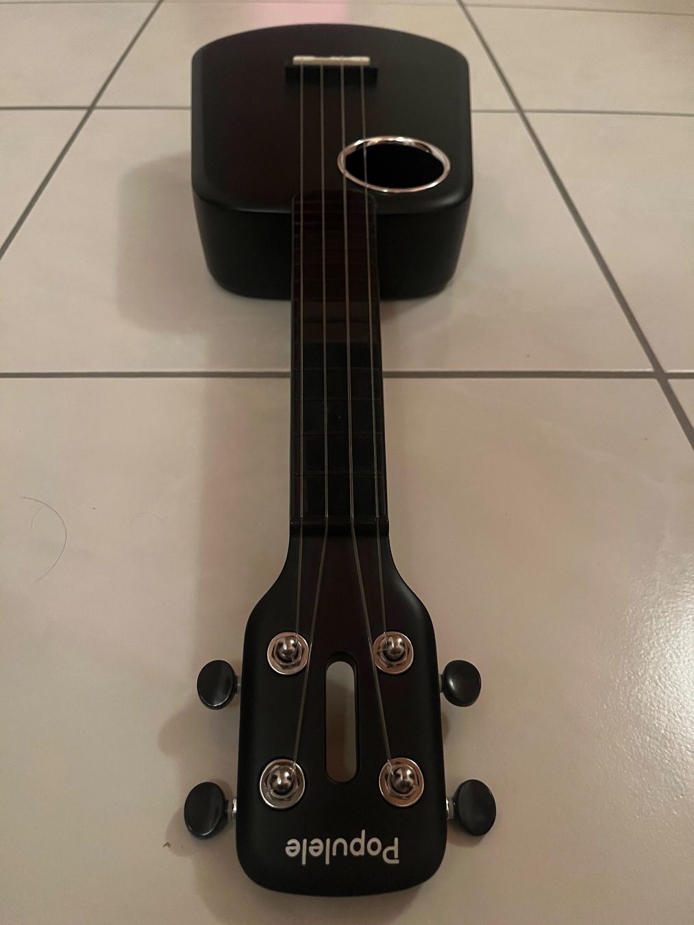 Strumenti musicali: Populele 2 Ukulele schwarz mit LED Griffbrett – Usato da Ernetschwil venduto da Thies.Ray 2