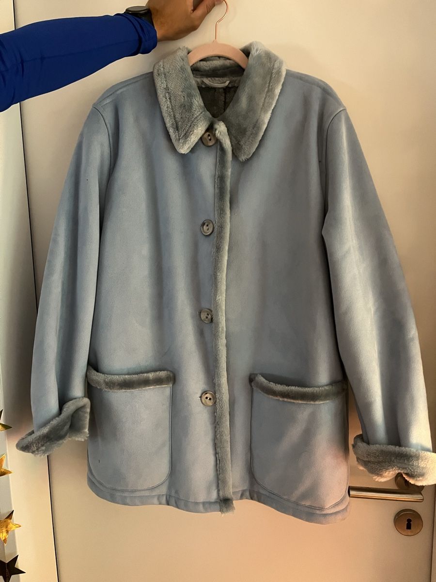 Jacken: Winter Jacke, hellblau mit Fellimitat, Top Zustand – Gebraucht aus Zürich von Closetbesties