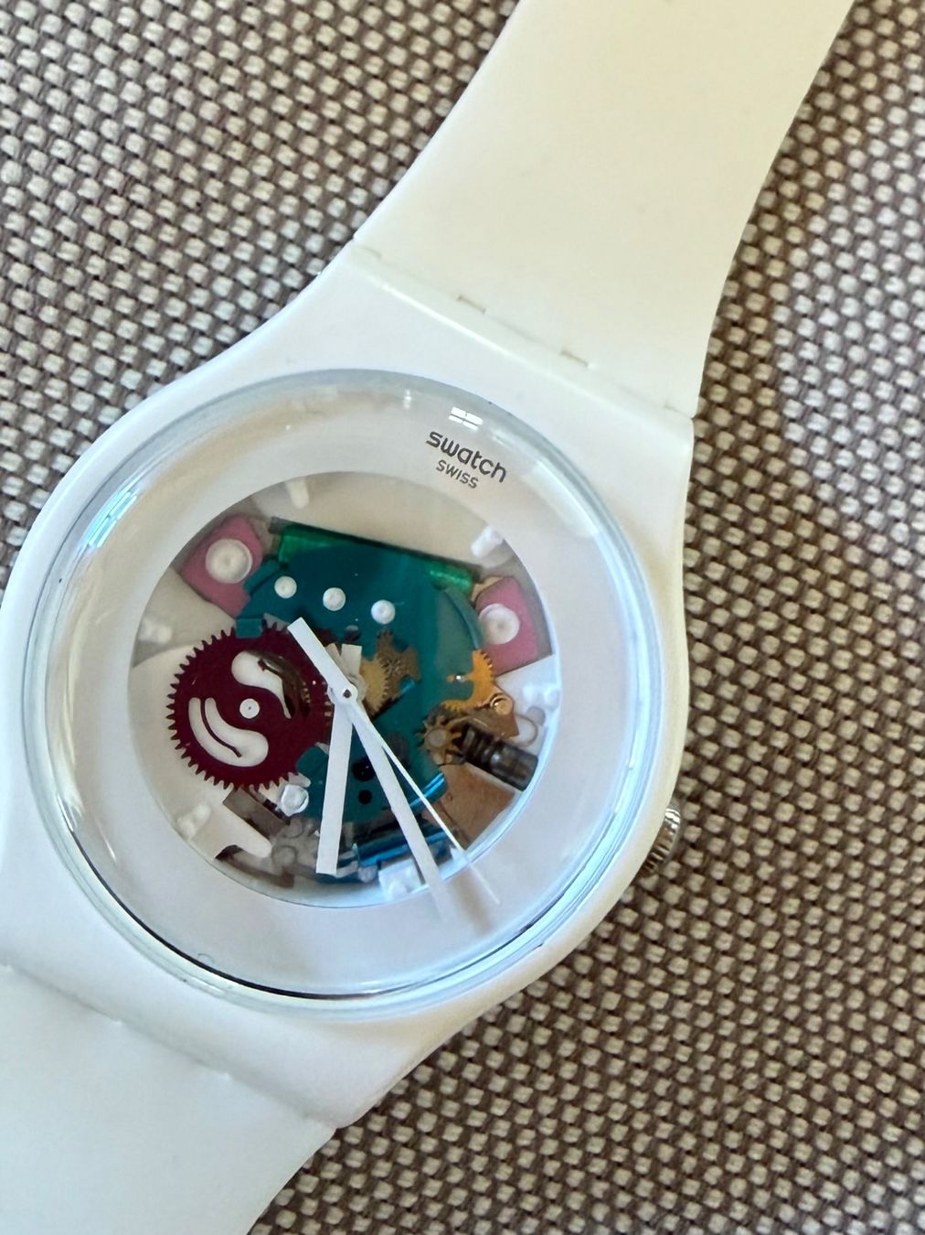 Swatch Orologi: Montre Swatch blanche squelette neuve – Nuovo e nell'imballaggio originale da St-Imier venduto da Mod_qd95