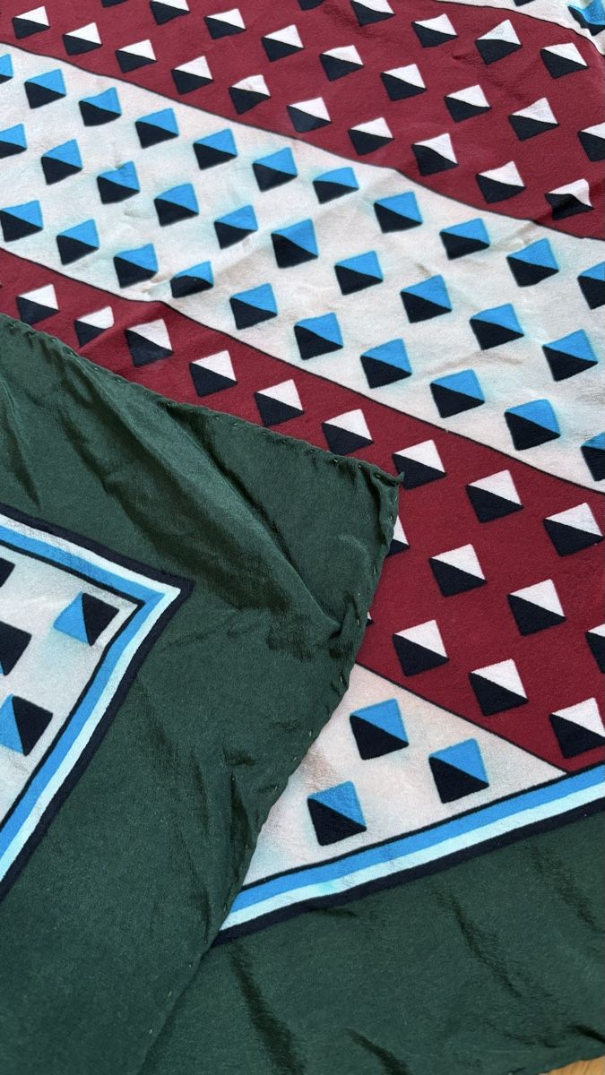Saint Laurent Foulard & Sciarpe: Seidentuch Yves Saint Laurent – Usato da Boniswil venduto da sa_land 2