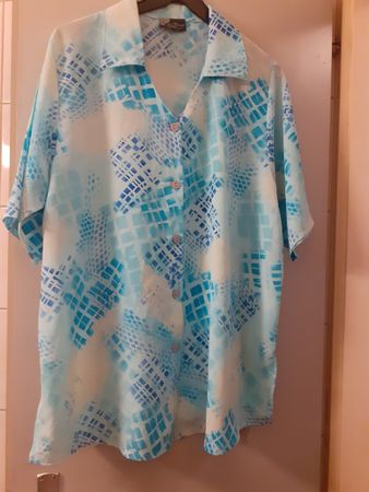 Leichtes Sommerblusenshirt, Gr. 46 hellblau mit Muster 🏖️