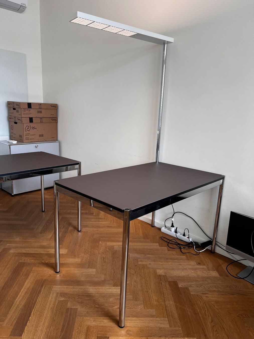 USM Tische: USM Haller Arbeitstisch mit integrierter Leuchte – Gebraucht aus Zürich von ln9_6258 1