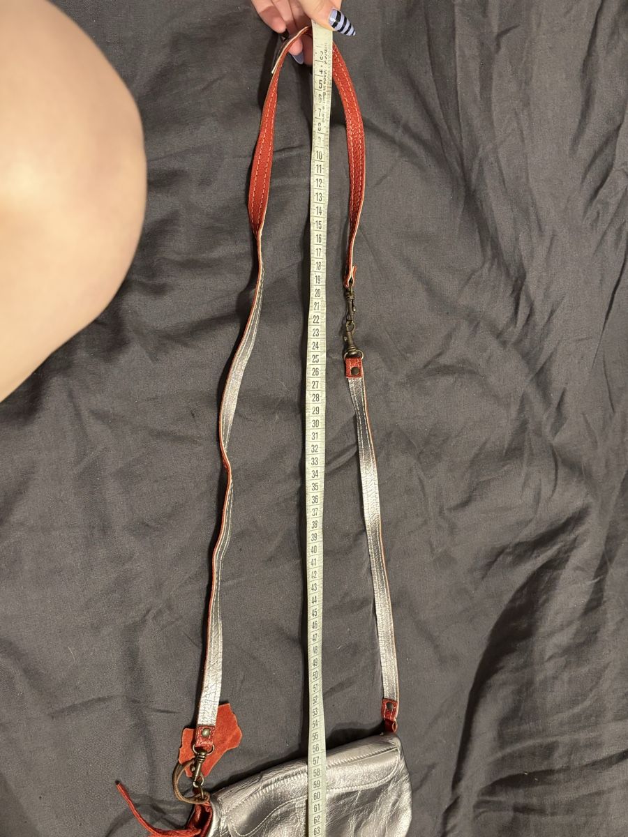Taschen: Crossbody Bag Leather Silver Red Adjustable Strap 22cm – Gebraucht aus La Chaux-de-Fonds von joa_jk5g 3