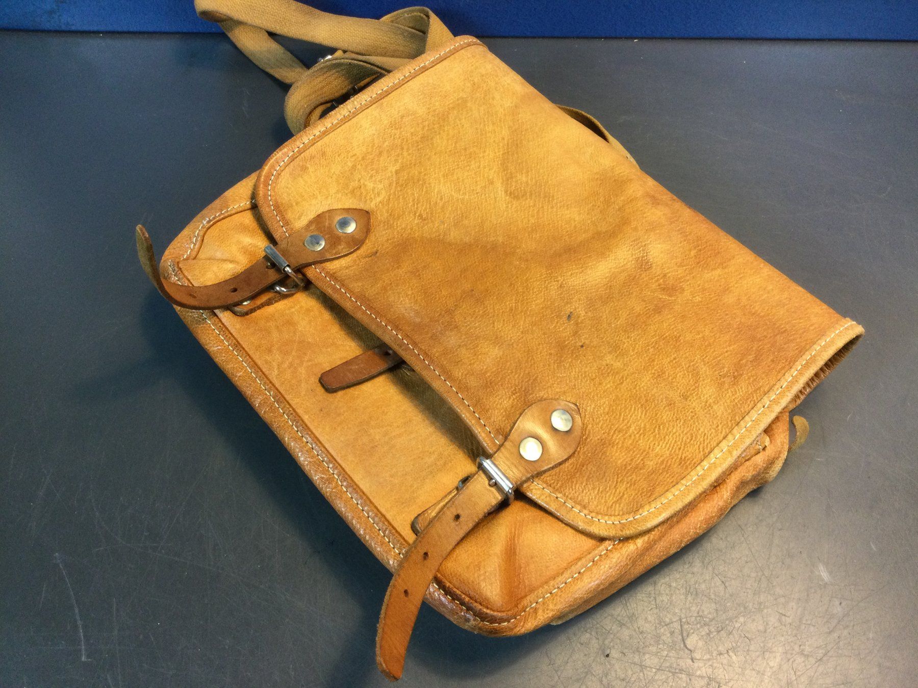 Schilder: Gebrauchte Vintage Ledertasche Umhängetasche – Gebraucht aus Wangen SZ von kuriosum12 6