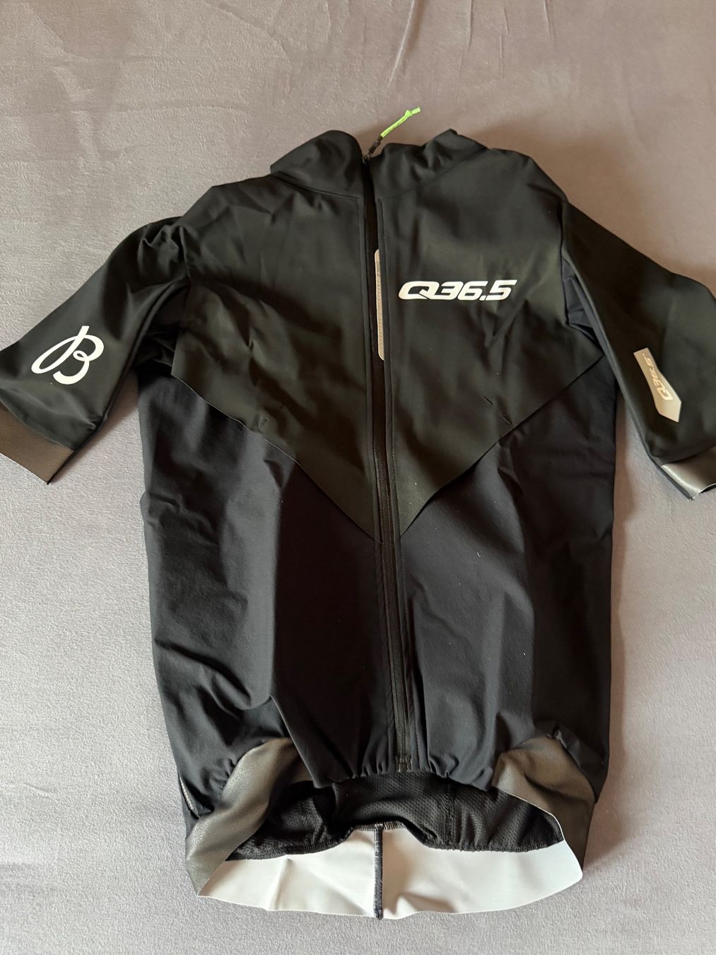 Leibchen & Hosen: Q36.5 Bat Shell Short Sleeves Black Neu – Neu und originalverpackt aus Weiningen TG von Cycling02