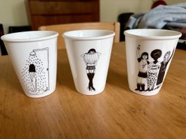 Keramiktassen mit Frauenmotiven