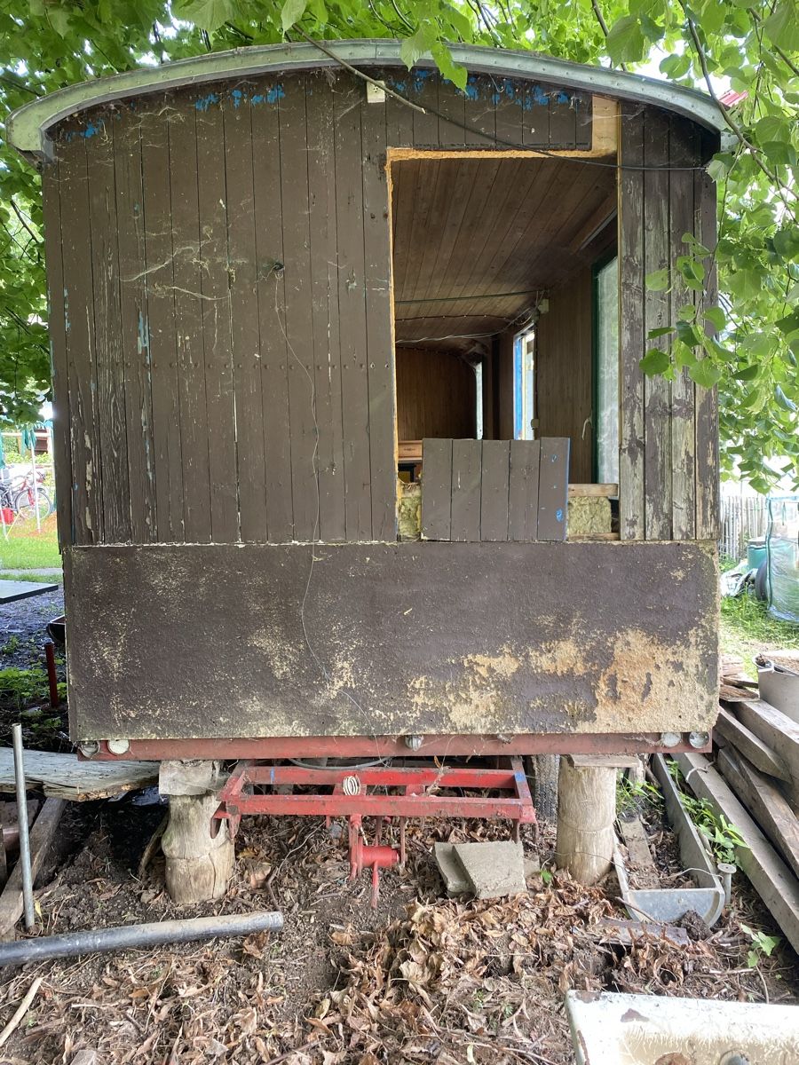 Anhänger: Bauwagen mit Holzaufbau – Defekt aus Dussnang von  2