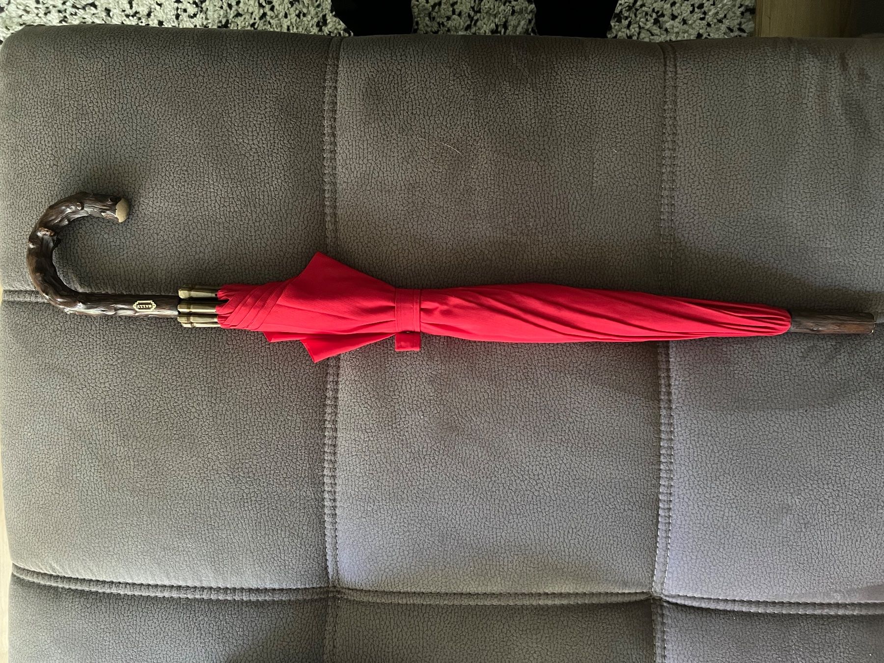 Parapluies: Bally Umbrella Red Wood Handle good condition – D'occasion à Gossau ZH par aiu_ylh7 2