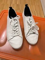 Weisse Bershka-Schuhe