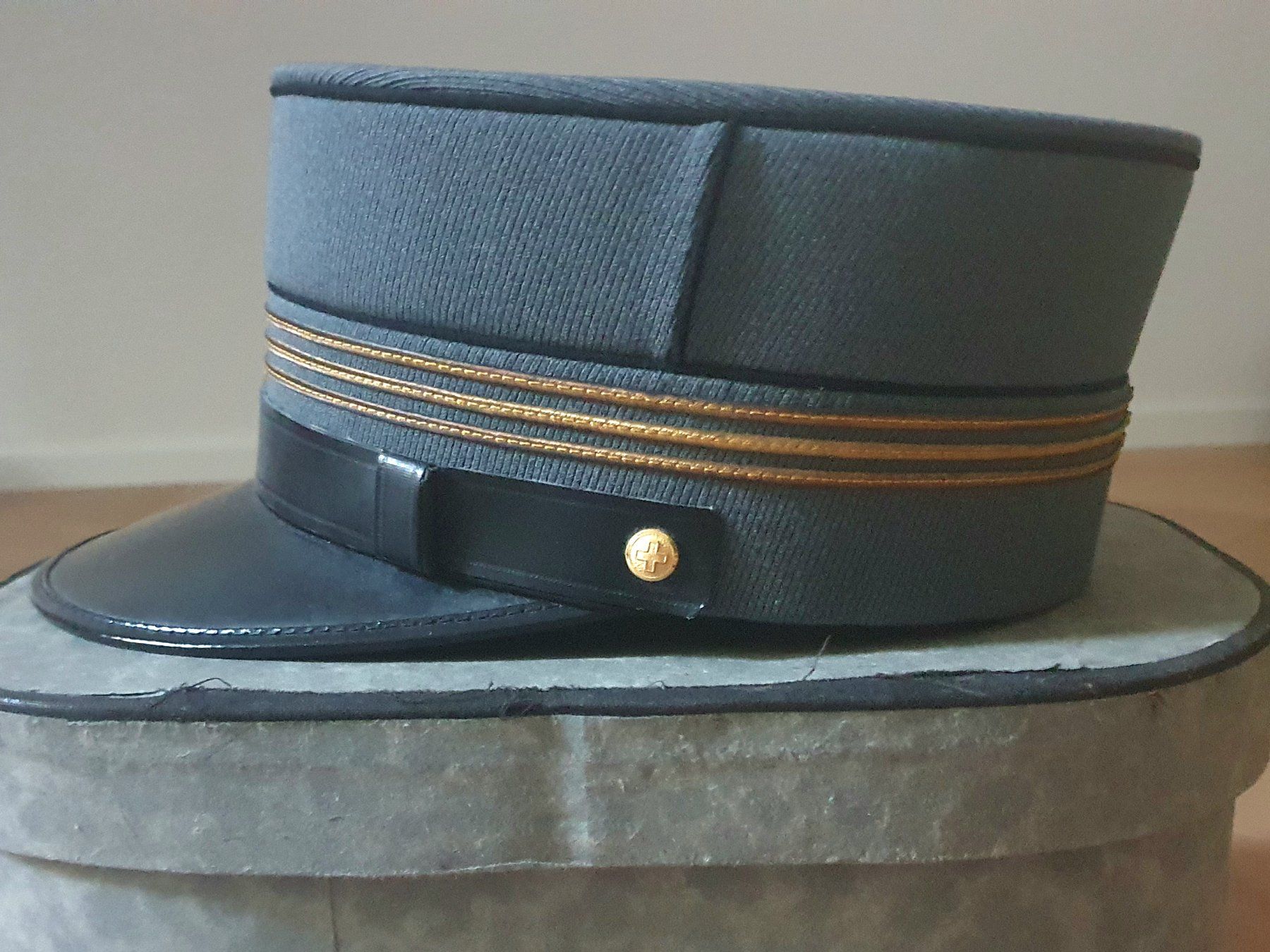 Schweizer Armee Uniformi: Armee Ord.40: Seltene Kombi Hauptmann Képi Gr. 56 & Box – Usato da Bern venduto da vonstauffenberg1 1