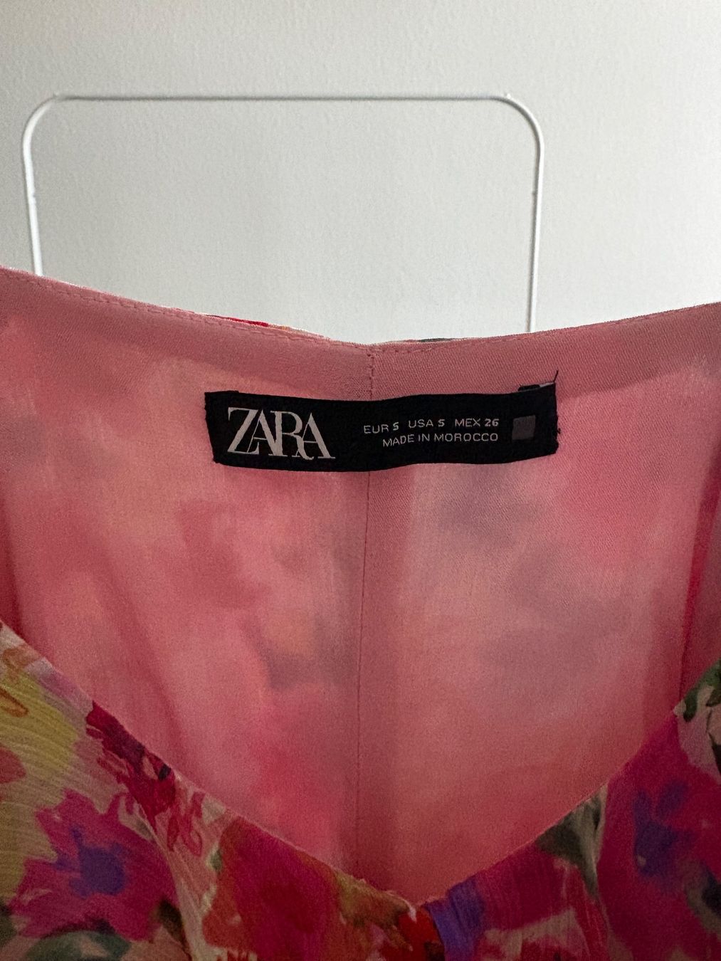 Zara Robes: Langes Kleid mit Blumenmuster und Volants – Neuf (Voir description) à Zürich par bbbggg 3