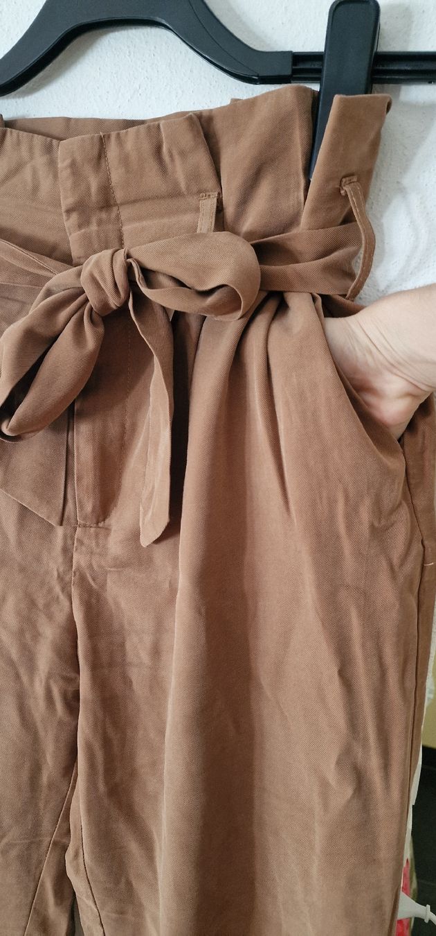 Only Pantaloni: ONLY Stoffhose Gr. 40 Paperbaghose beige Herbst – Usato da Romanshorn venduto da REALJessiB 1