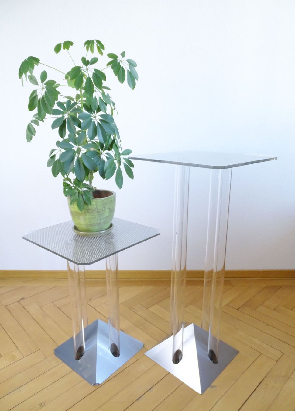 Tavoli: 2er Set - Beistelltische / Blumenhocker/ Bartisch Acrylglas – Usato da Solothurn venduto da hli_n69n